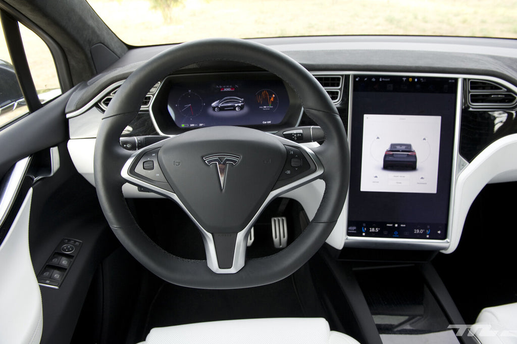 El propietario de este Tesla Model X estaba harto de tanta pantalla. Así que le añadió un montón de botones