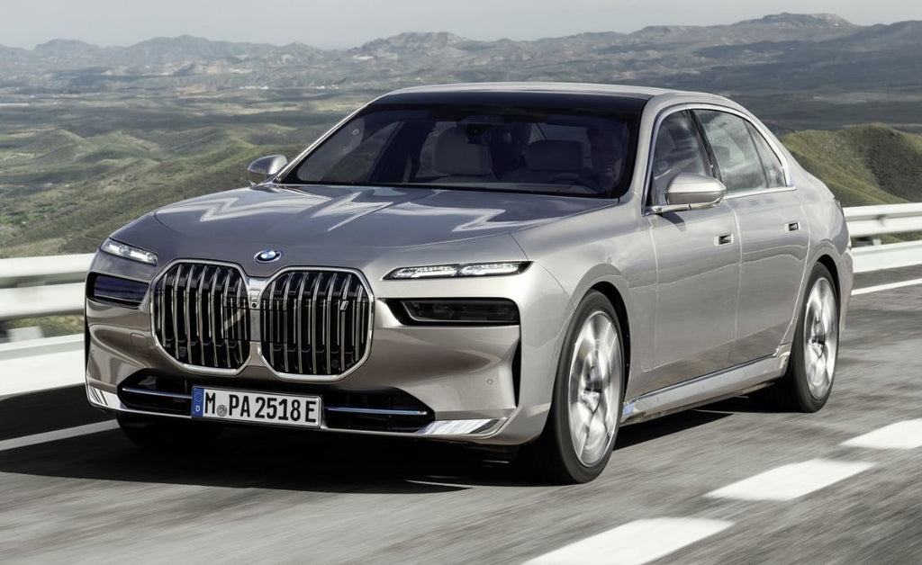 BMW Serie 7 e i7: la berlina de lujo también es un coche eléctrico con pantalla táctil de 31,3 pulgadas y 8K