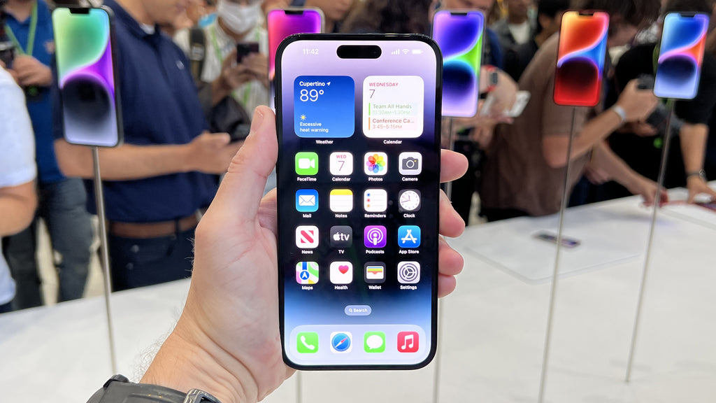El iPhone 15 Pro Max todavía no ha llegado al público, pero ya se enfrenta a desafíos de disponibilidad. Según Ming-Chi Kuo, la producción del dispositivo presentado la semana pasada en el evento Wonderlust de Apple está experimentando un cuello de botell