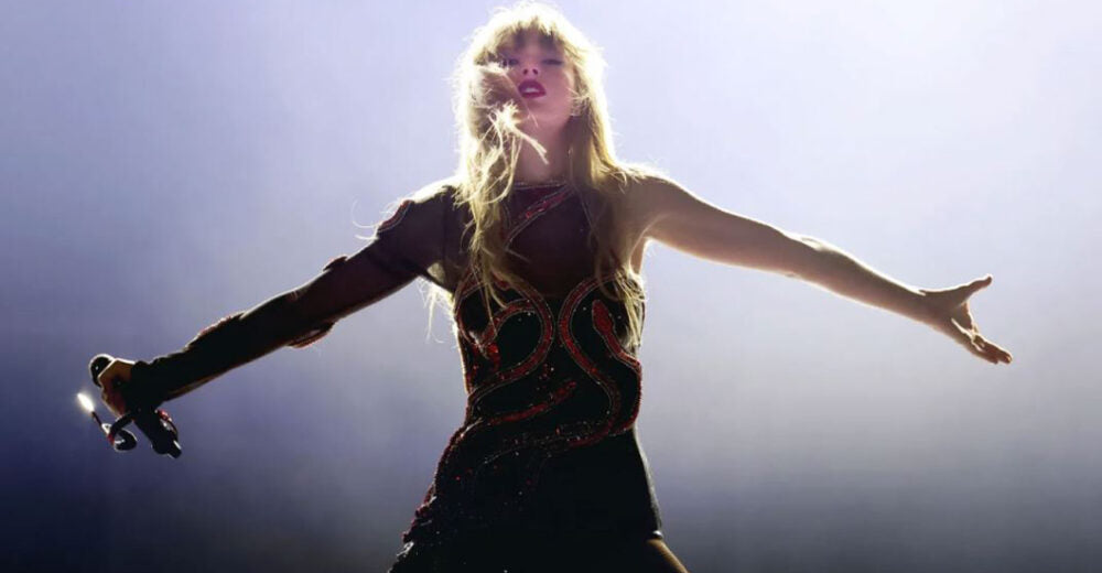 Tras arrasar con su gira, su película y ser la reina del streaming, Taylor Swift consigue un nuevo hito: ser milmillonaria