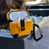 COVER PREMIUM HARD CASE ANARANJADO CON BROCHE AIRPODS 4ta GEN / AIRPODS PRO 3